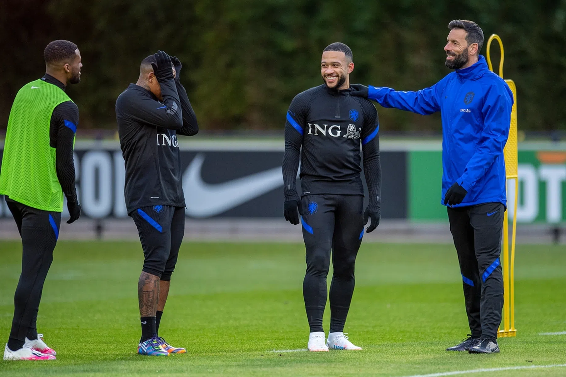 Oranje start WK-route: Stekelenburg, St. Juste én Van Nistelrooy op het veld