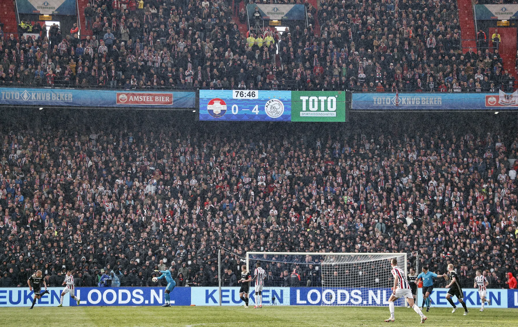 KNVB: 'De weg naar publiek in de stadions ligt open'