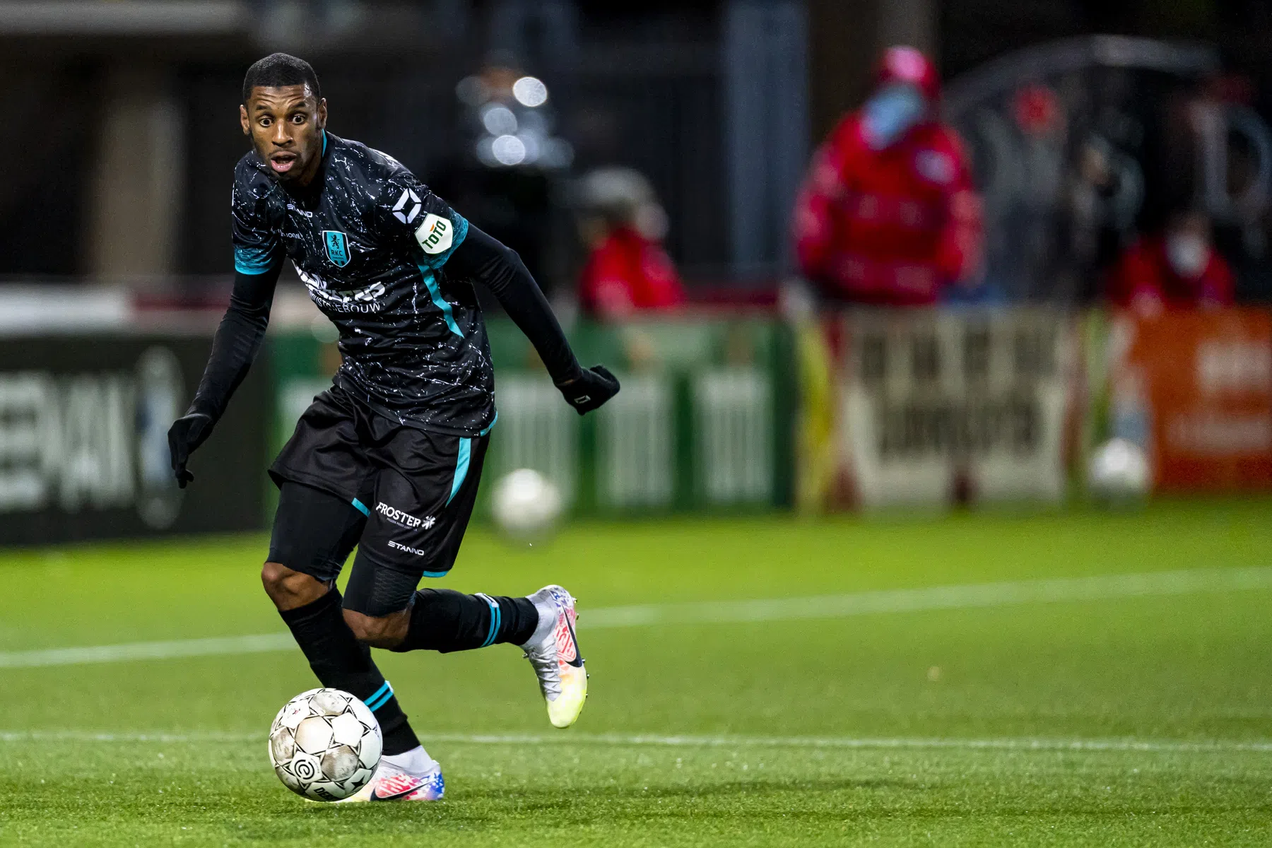 RKC'er Bakari schrijft historie met Afrikaanse voetbaldwerg