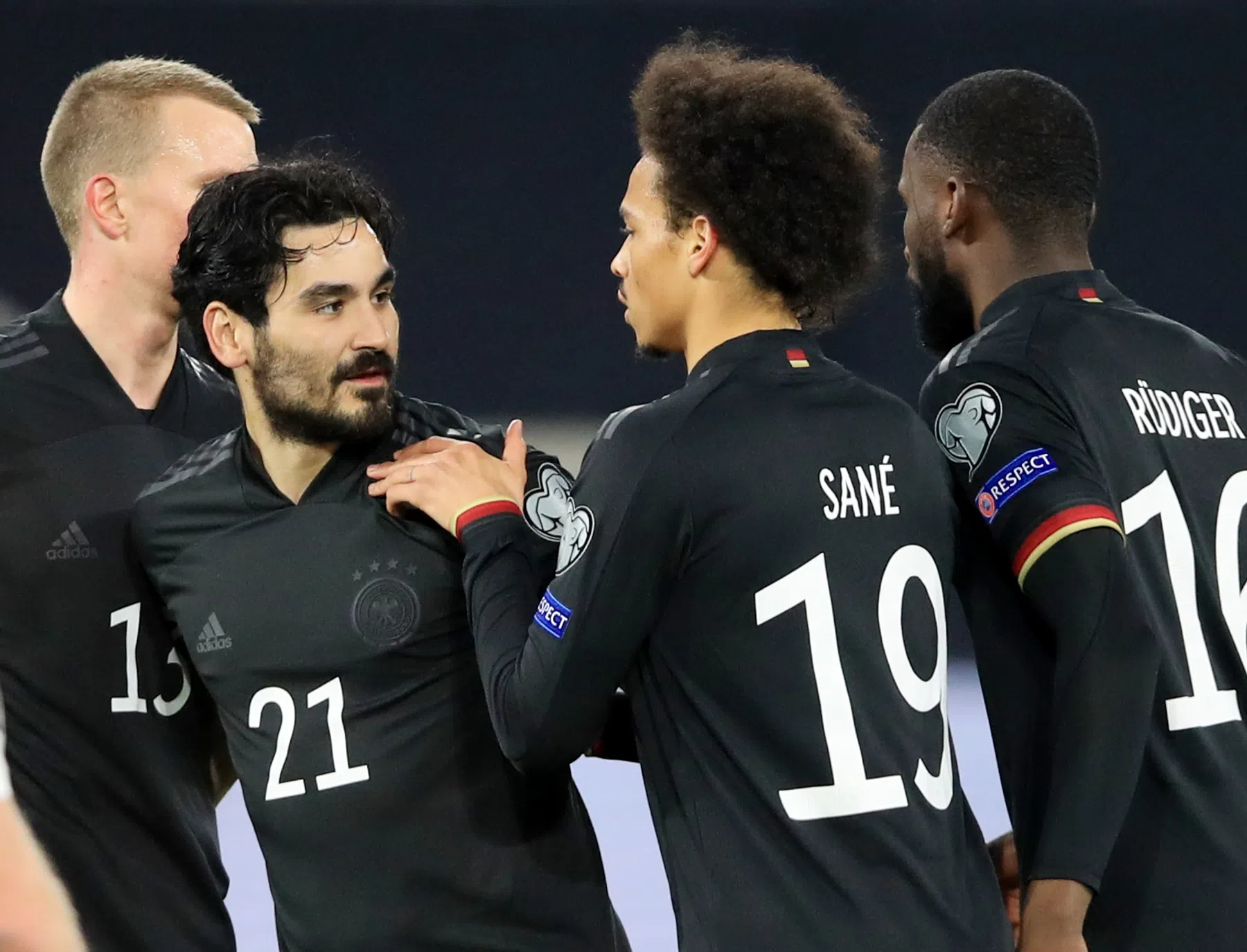 Duitsland vervolgt ongekende reeks, Lewandowski redt punt in groot spektakel