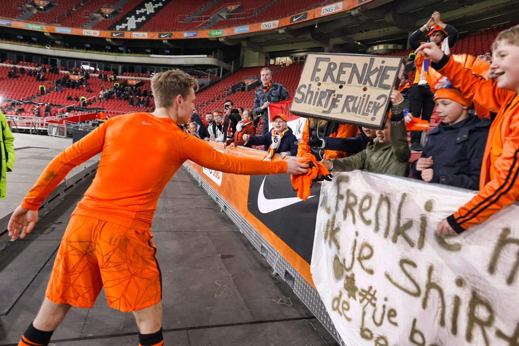 Frenkie de Jong bezorgt jonge Oranje-fan de avond van zijn leven