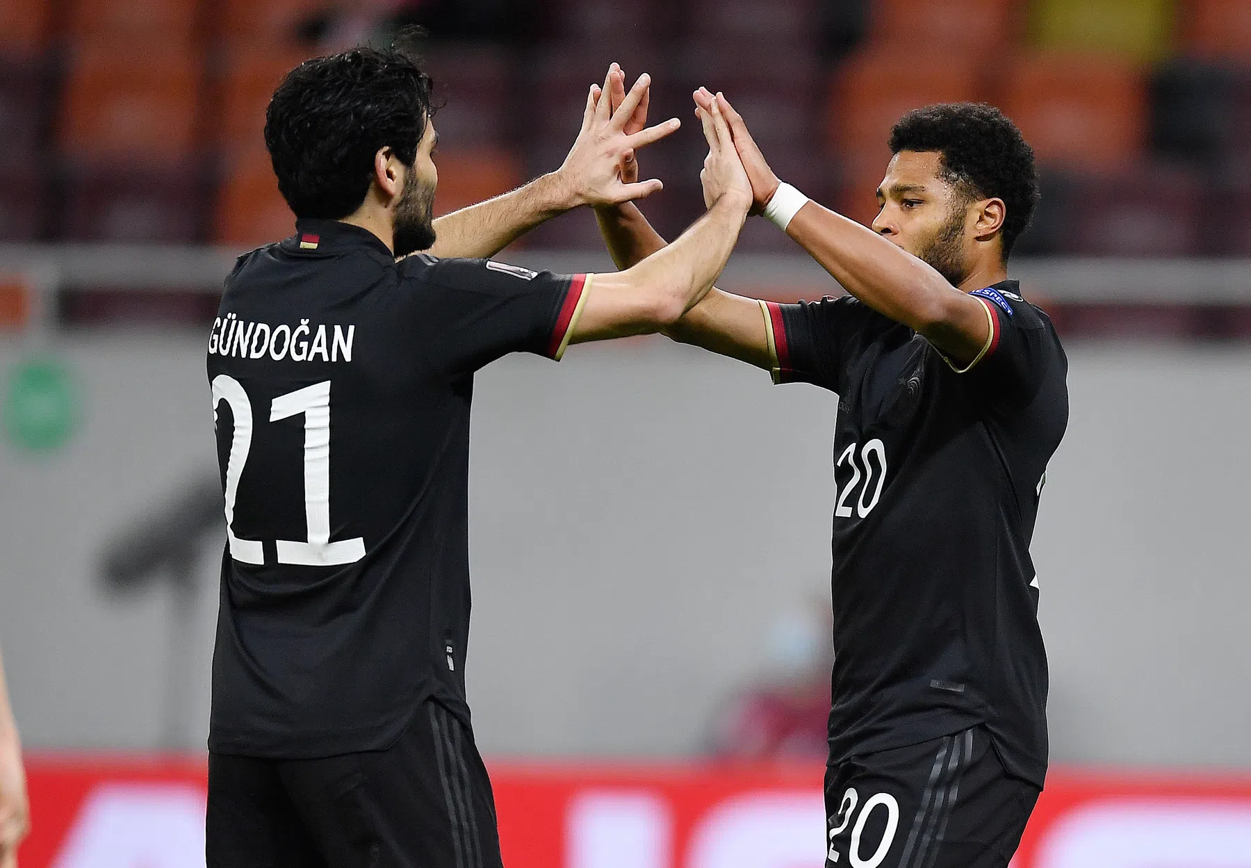 Krankzinnige cijfers Gnabry bij Duitse zege, heerlijke assist Ibrahimovic