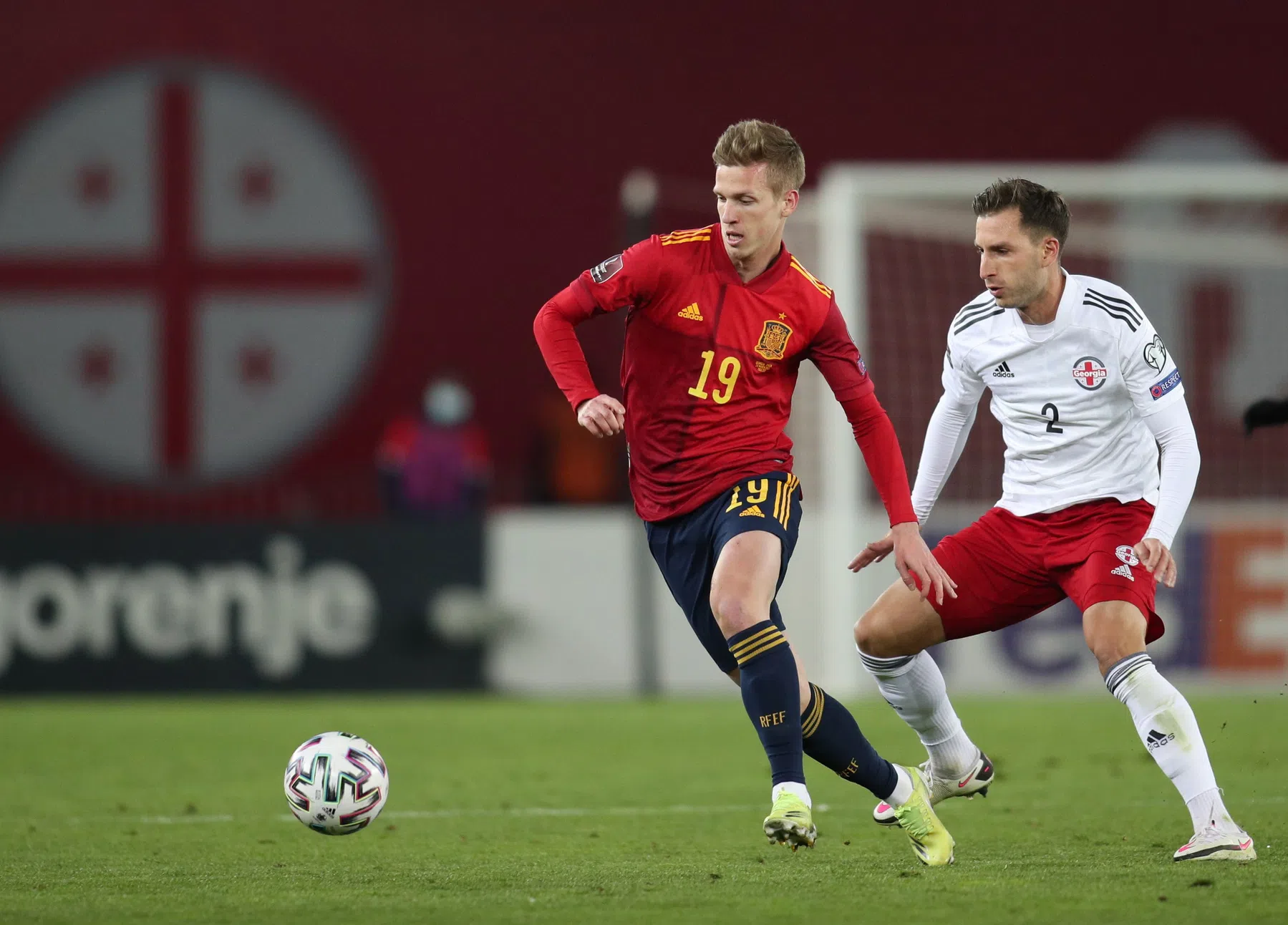 Olmo behoedt Spanje voor nieuwe flater, Dolberg helpt bij Deense monsterzege
