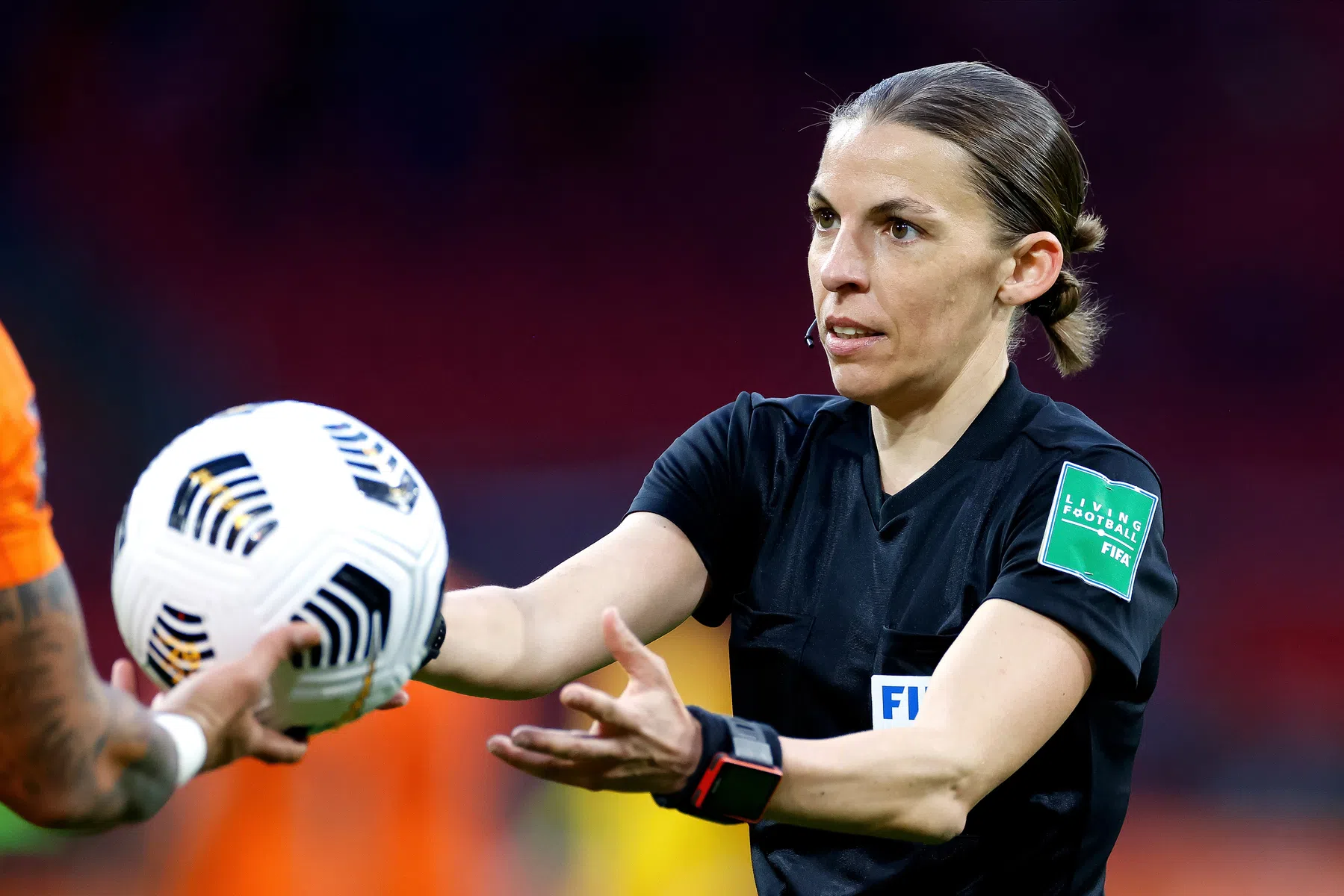 Kritiek op Van Hooijdonk na opmerking over vrouwelijke arbiter