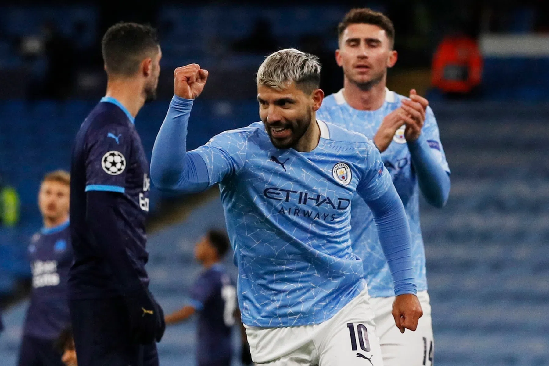 Einde van tijdperk komt in zicht: City zwaait Agüero uit met standbeeld
