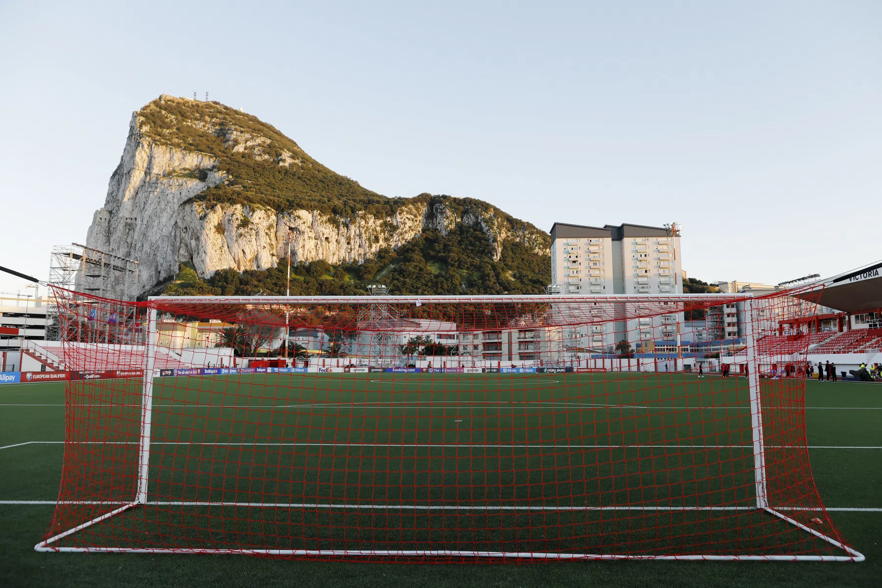 De Boer over Gibraltar: 'Kleine kleedkamers, wij hebben er drie nodig'