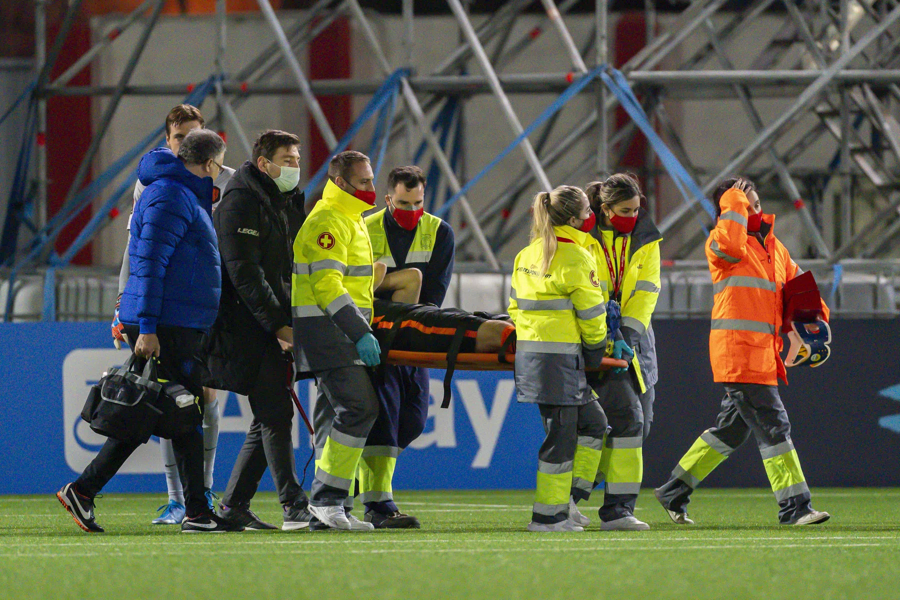 Blind per brancard van het veld, De Boer duidt mogelijk zware blessure
