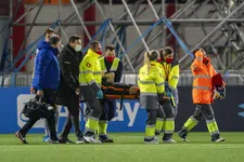 Thumbnail for article: Blind per brancard van het veld, De Boer duidt mogelijk zware blessure