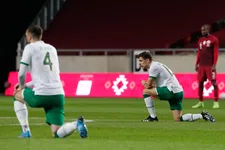 Thumbnail for article: Pijnlijk: perschef Qatar kapt vragen over mensenrechten af na Iers protest