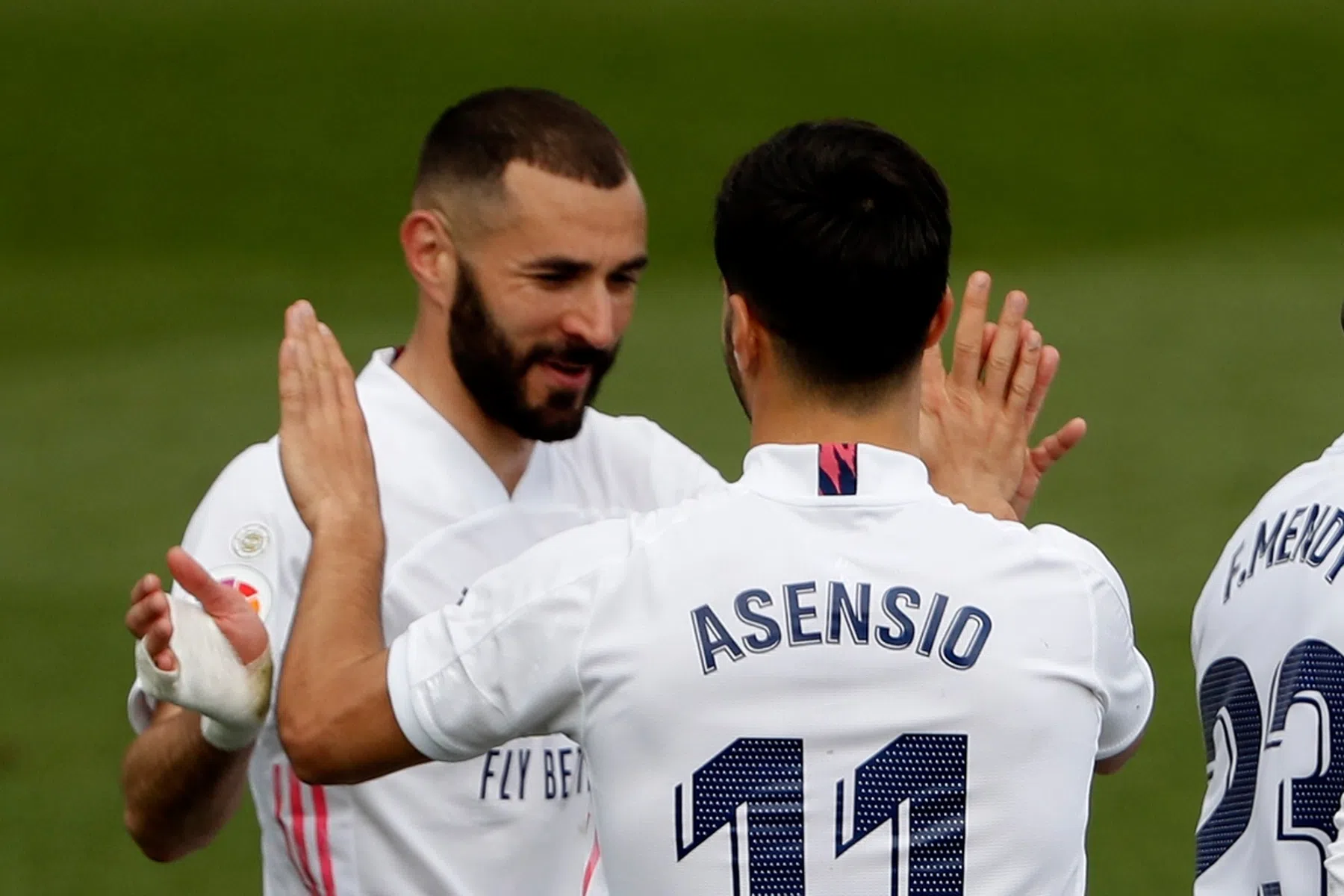 Uitgeruste Benzema geeft Real Madrid hoop voor krakers
