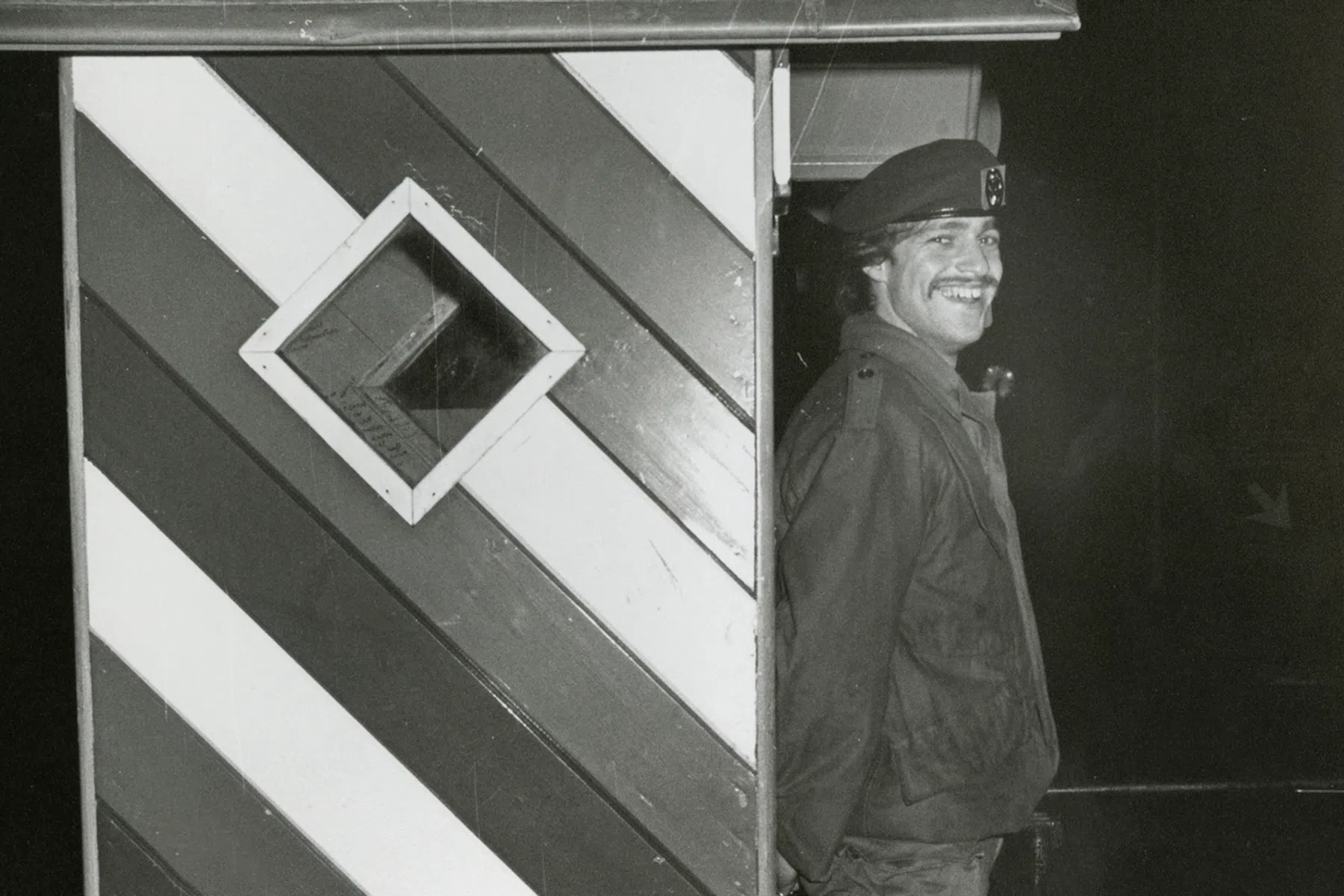 Op de kazerne met soldaat René van der Gijp, Johan Derksen en (g)een Uzi