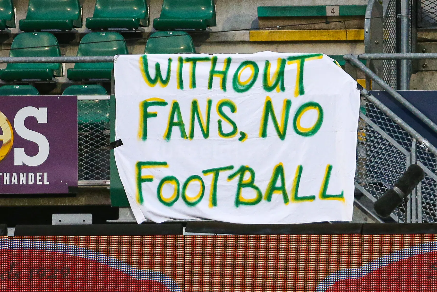 KNVB hoopt eind april weer fans in de stadions te zien