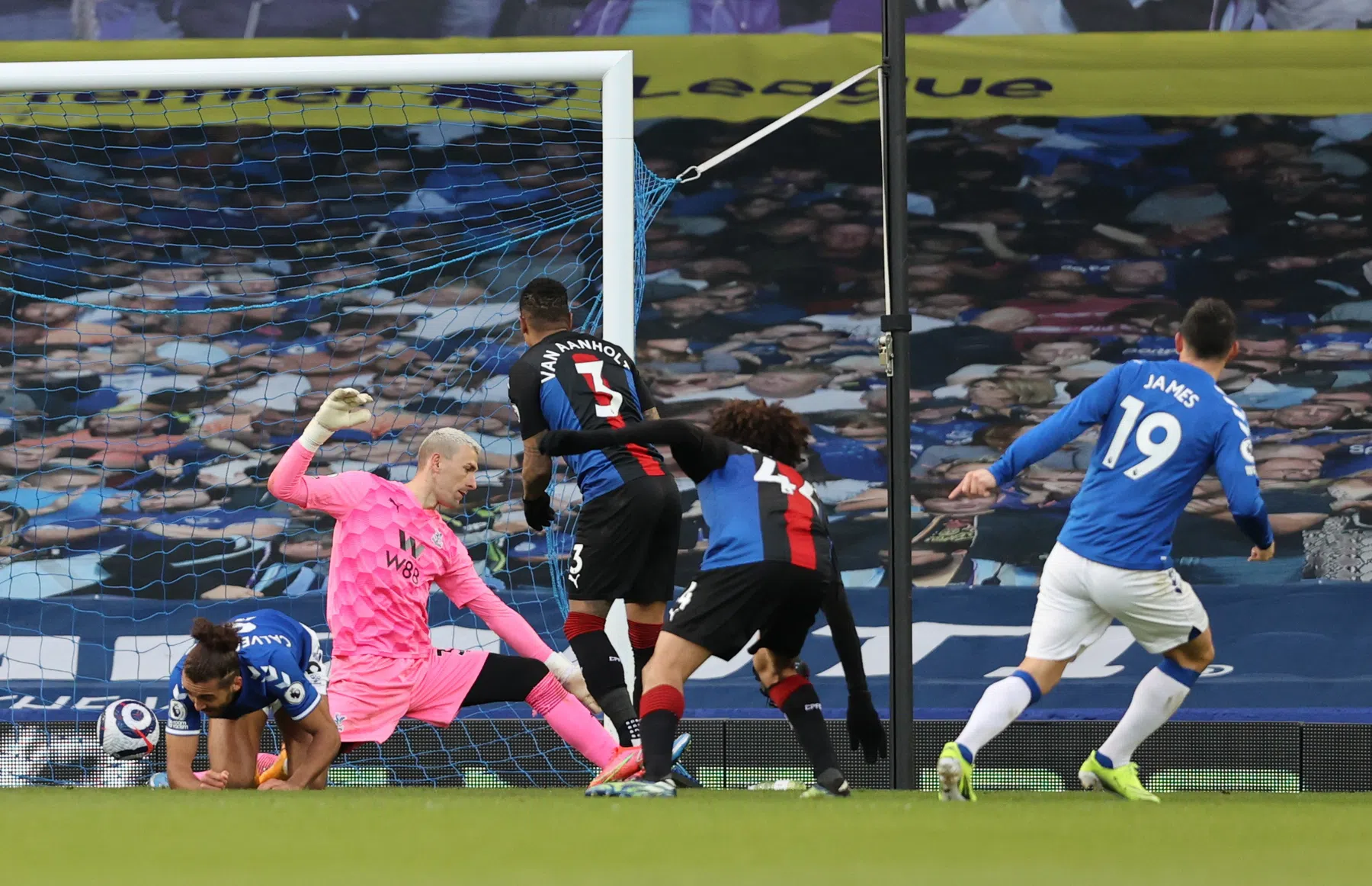 Everton laat op de rand van Champions League-plaatsen kans liggen