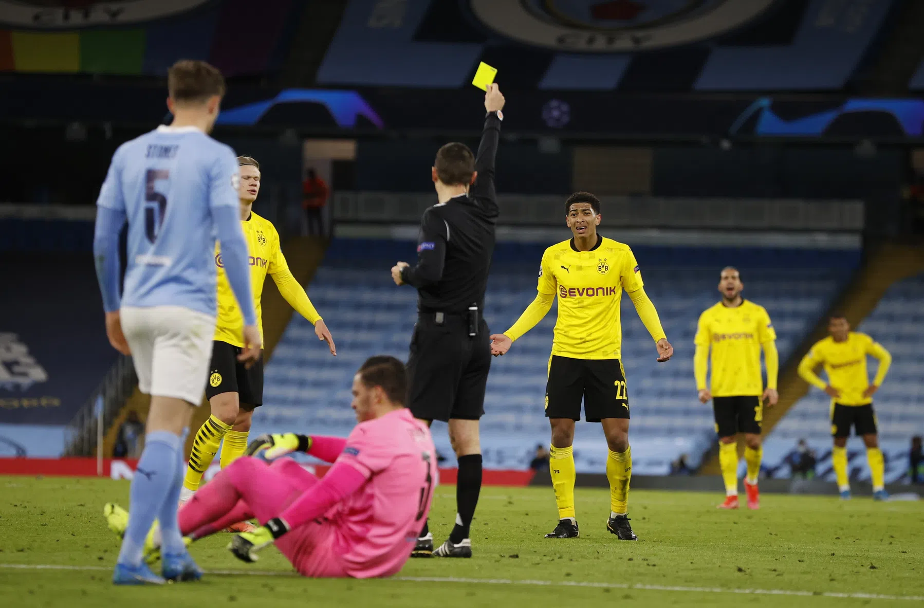 Ongeloof over arbitrage na afgekeurde goal bij Man City-Dortmund
