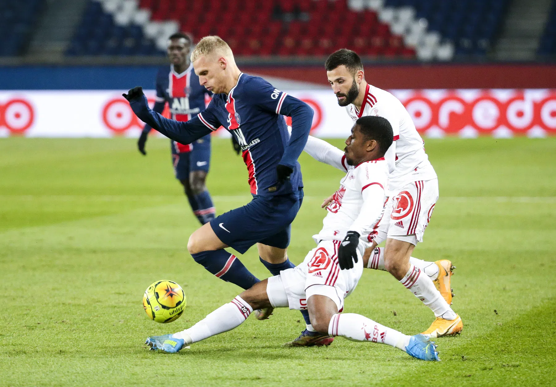 Mitchel Bakker lijkt uitgespeeld bij PSG: 'Opeens ben je niemand meer'