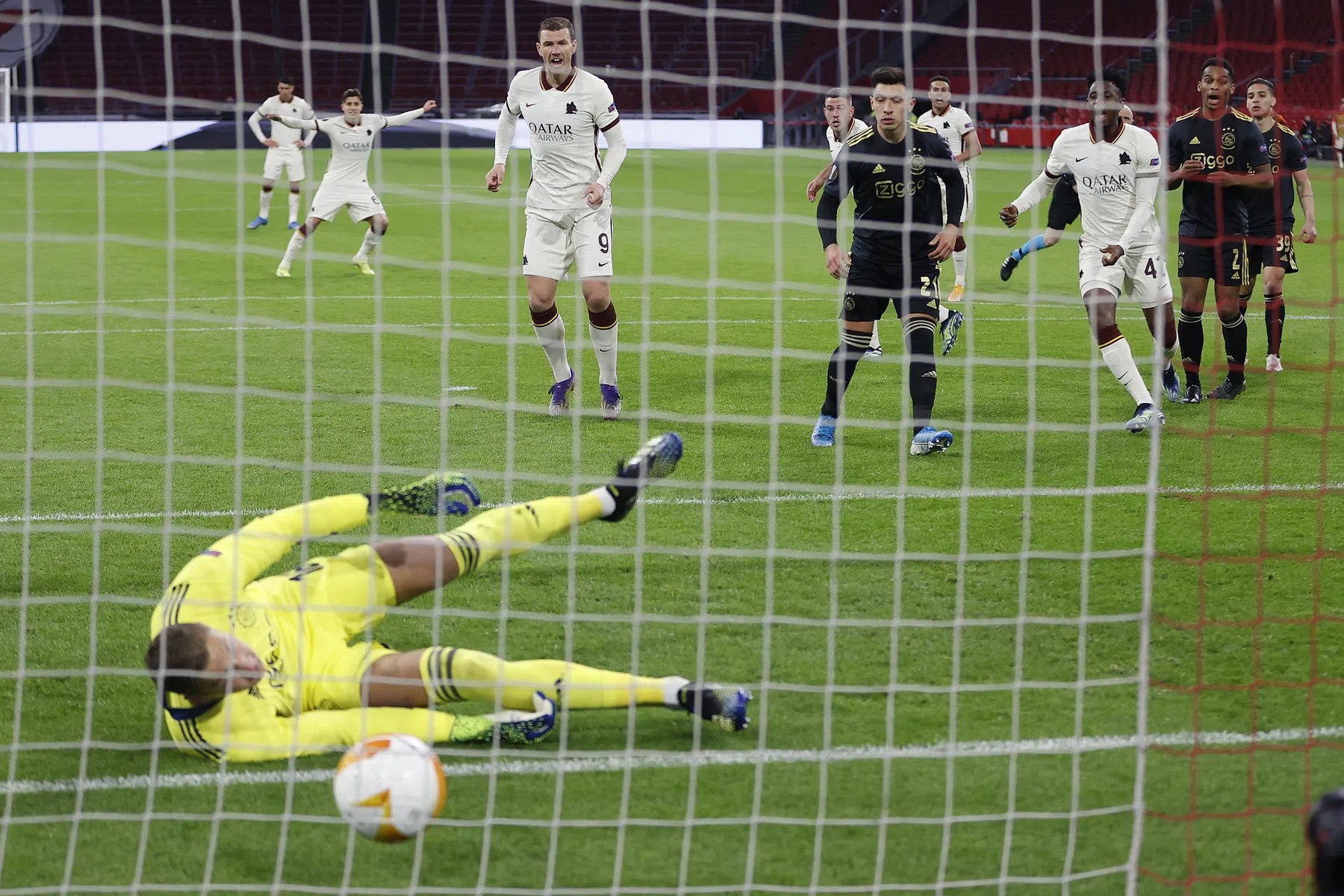 Ajax krijgt deksel keihard op de neus na fouten Tadic en Scherpen