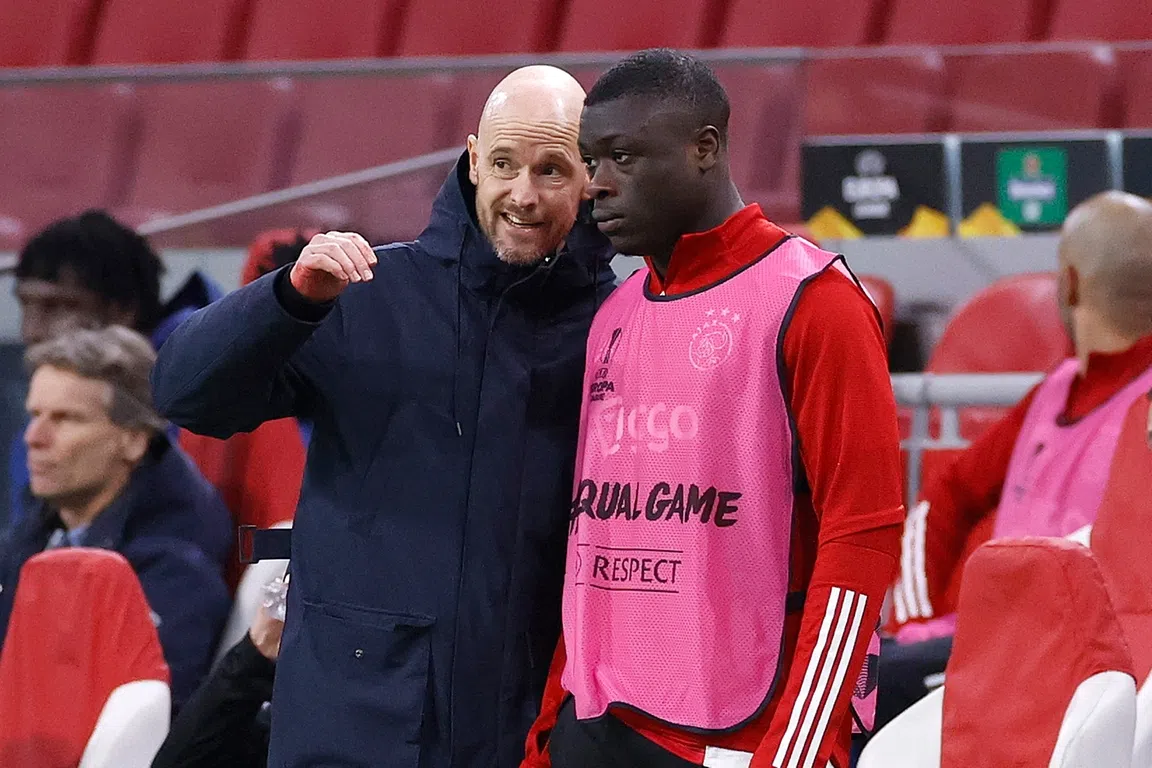 Ten Hag legt uit hoe hij mogelijke basisplek Brobbey ziet