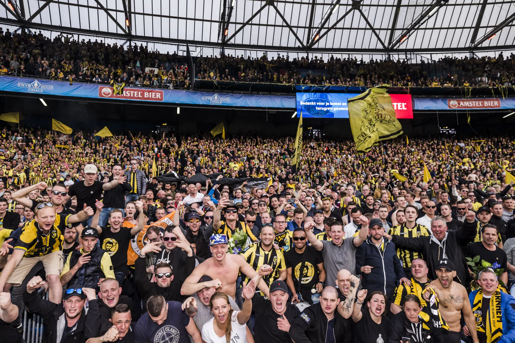 Vitesse-fans draaien met schitterende sfeeractie warm voor bekerfinale