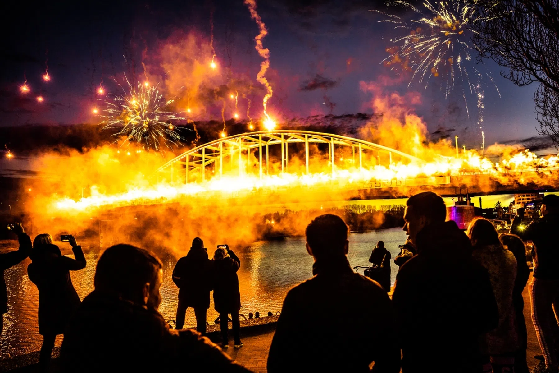 Vitesse neemt afstand van 'opruiende leuzen' tijdens fraaie sfeeractie 