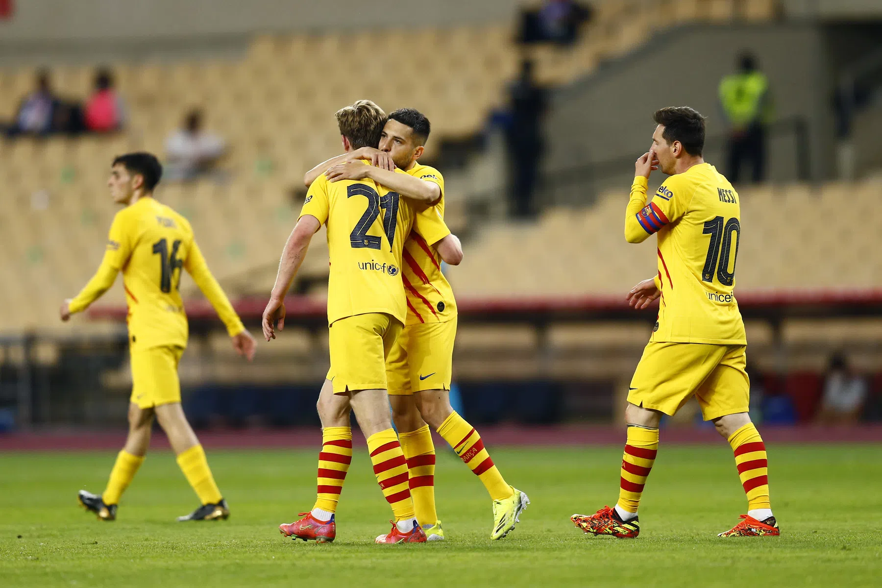 Glansrol De Jong op historische avond Koeman