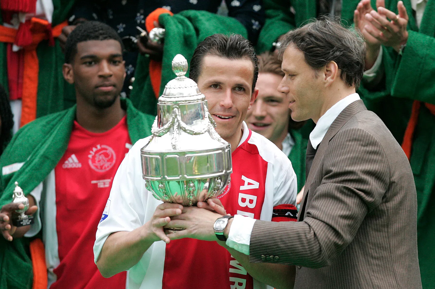 Ajax bereikt mijlpaal en zet Feyenoord en PSV op grotere achterstand