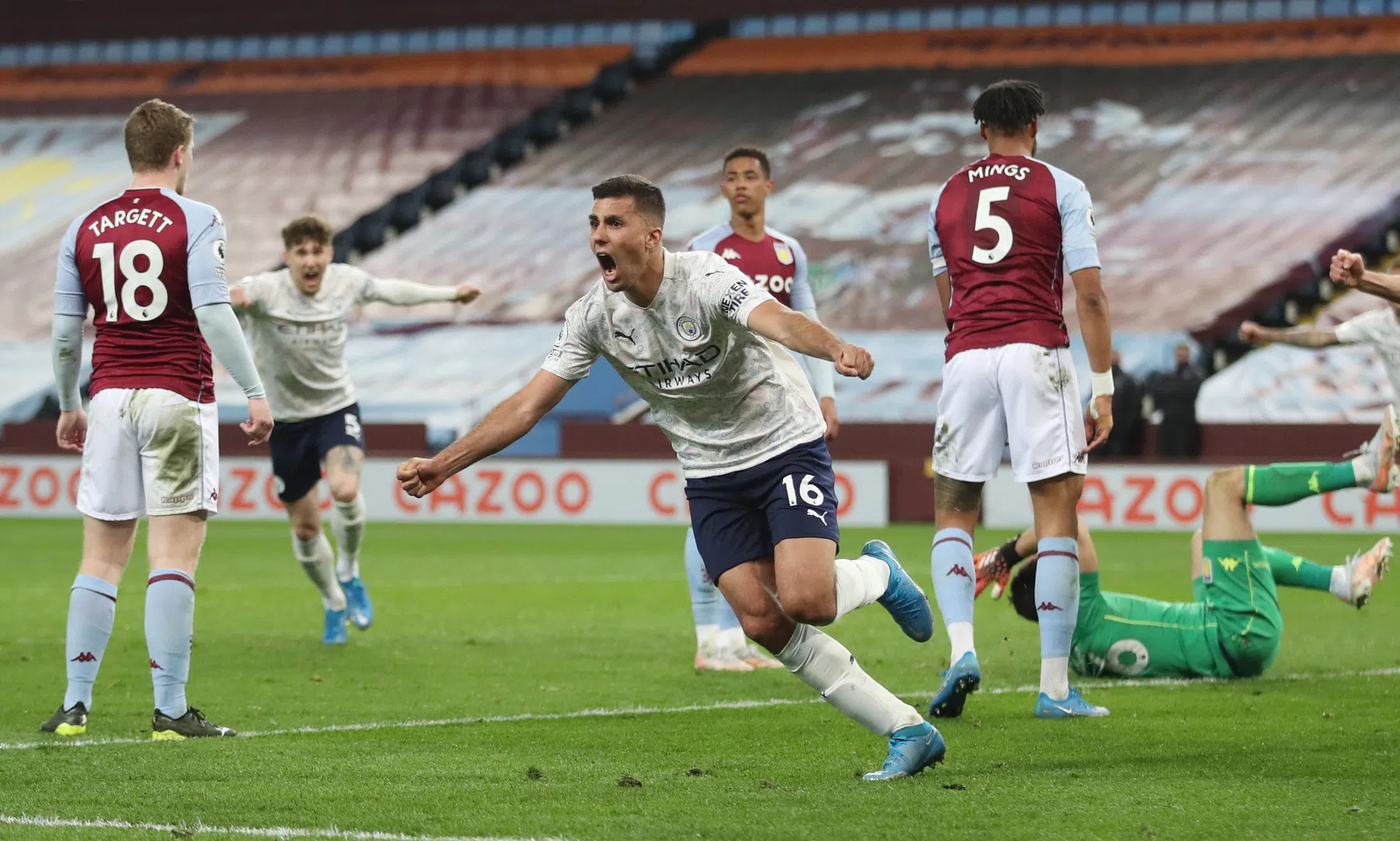 Man City ondanks slippertjes Stones en bliksemgoal weer stap dichter bij titel