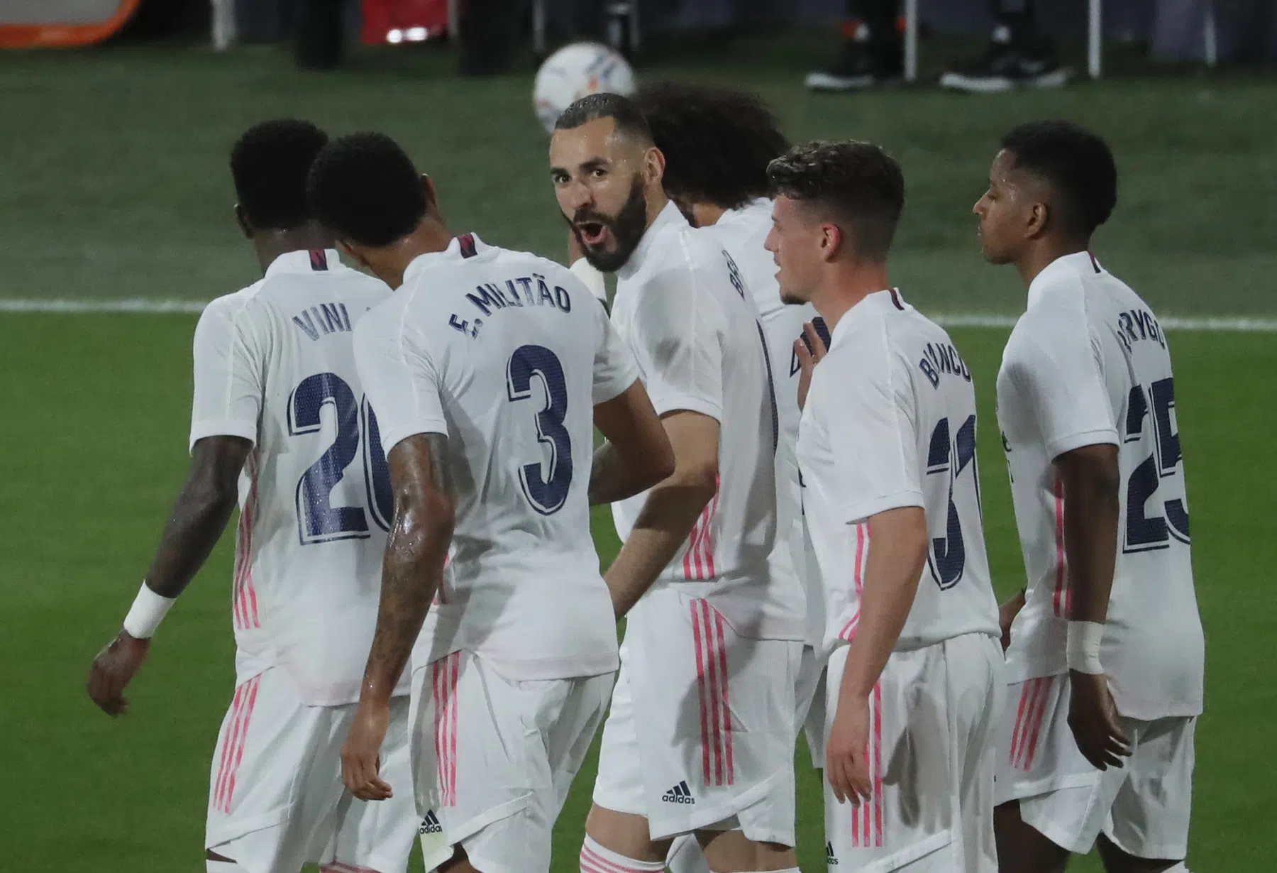 Benzema passeert Ronaldo en helpt gehavend Real aan moeiteloze avond