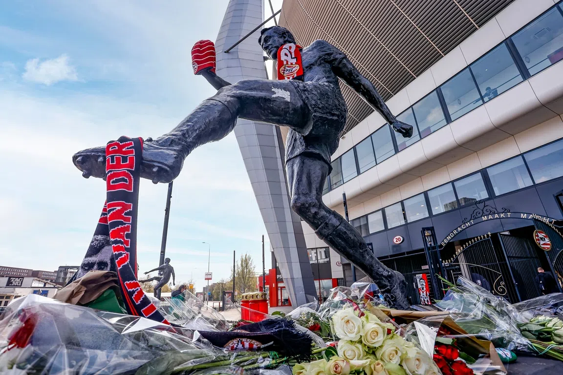 PSV-fans geven indrukwekkend eerbetoon aan Van der Kuijlen