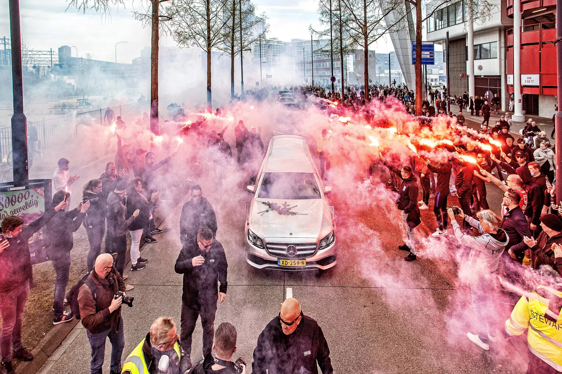 PSV herdenkt Willy van der Kuijlen met uitvaartdienst in stadion