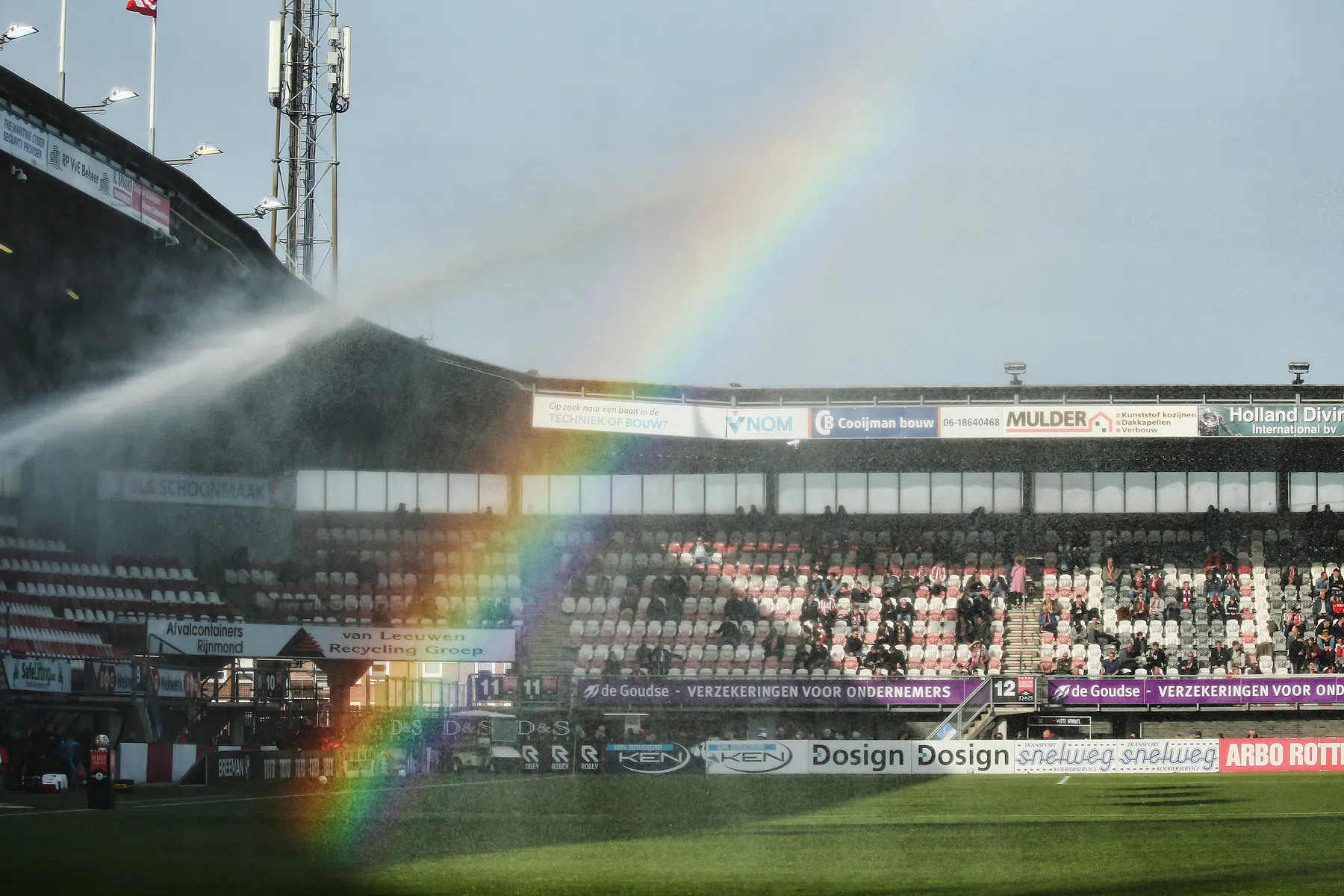 Mooi aanzoek op Het Kasteel, fans zetten eigen stadion in brand