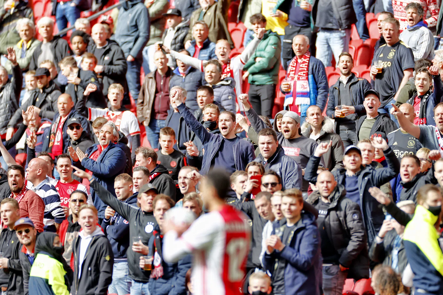 Ajax-selectie viert 'officieus kampioensfeest' met dolenthousiaste fans