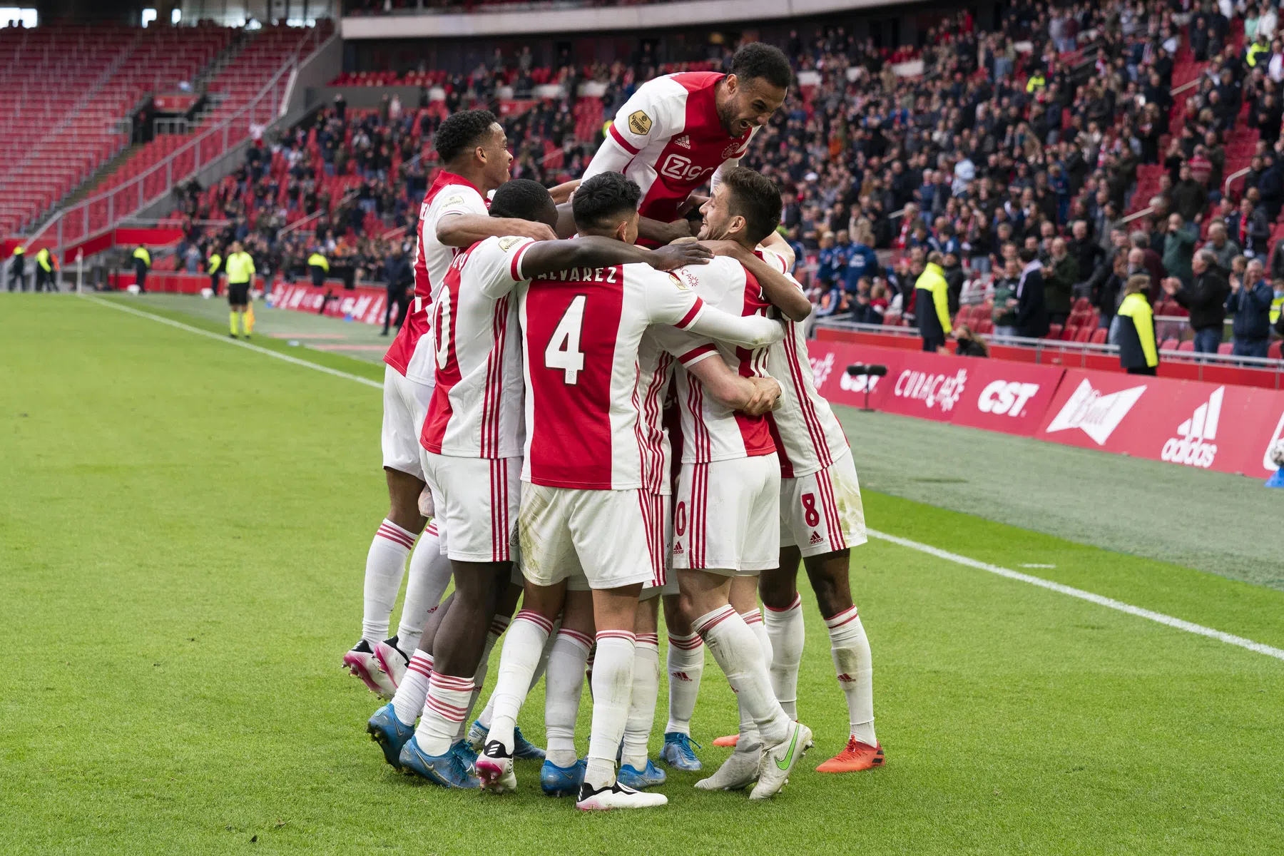 Ajax evenaart record Feyenoord en staat op indrukwekkend puntenaantal