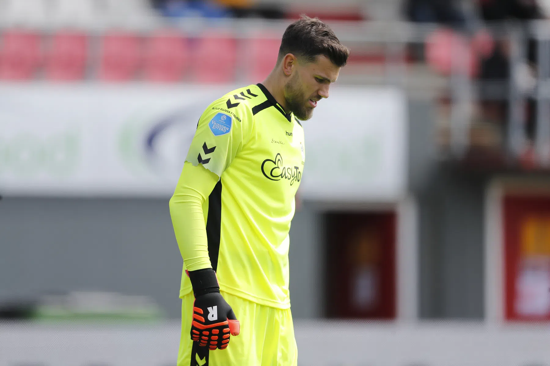 Kamphuis staat achter beslissing voor gele kaart na karatetrap