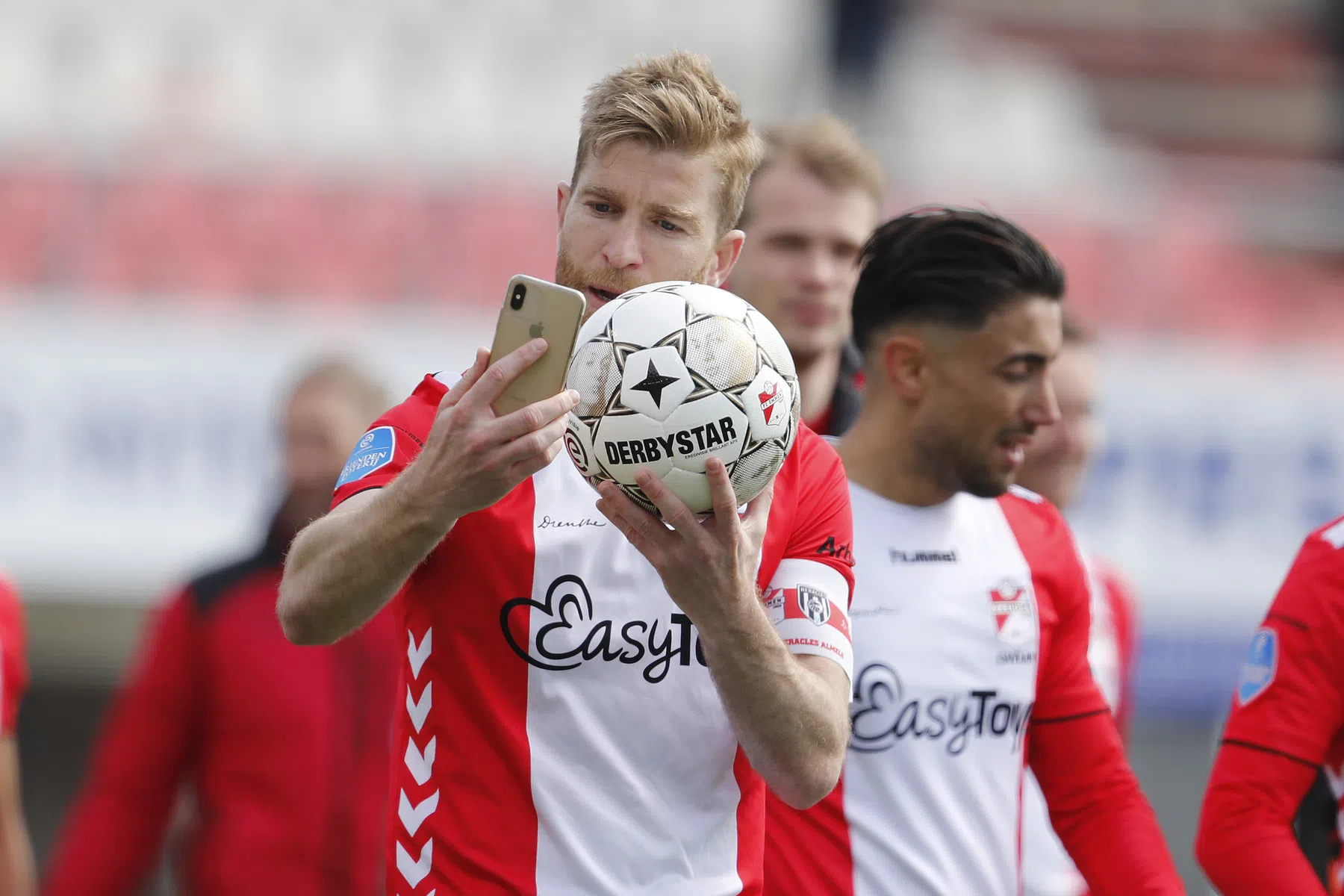 FC Emmen dendert door en kijkt omhoog: 'Plek zestien is niet genoeg'