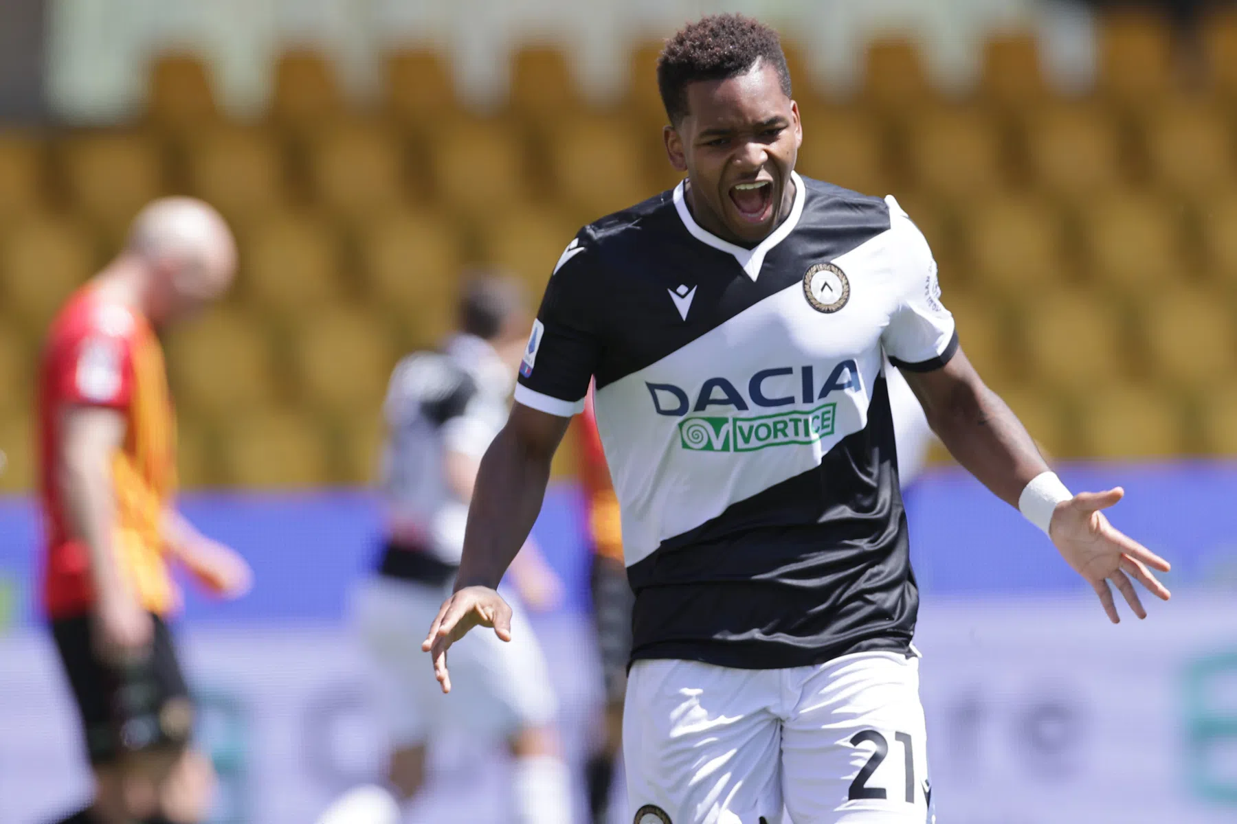 Braaf schiet Seedorf uit de boeken en schrijft Serie A-historie 