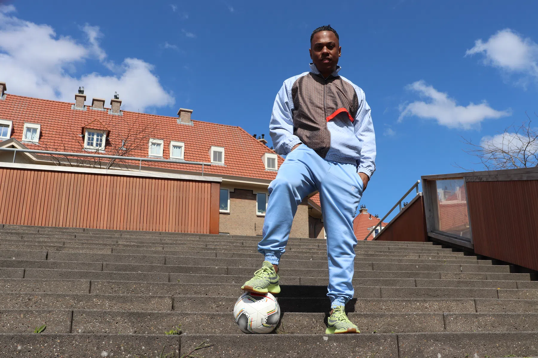 Een middag met de voetballer die drie man kon passeren in een telefooncel