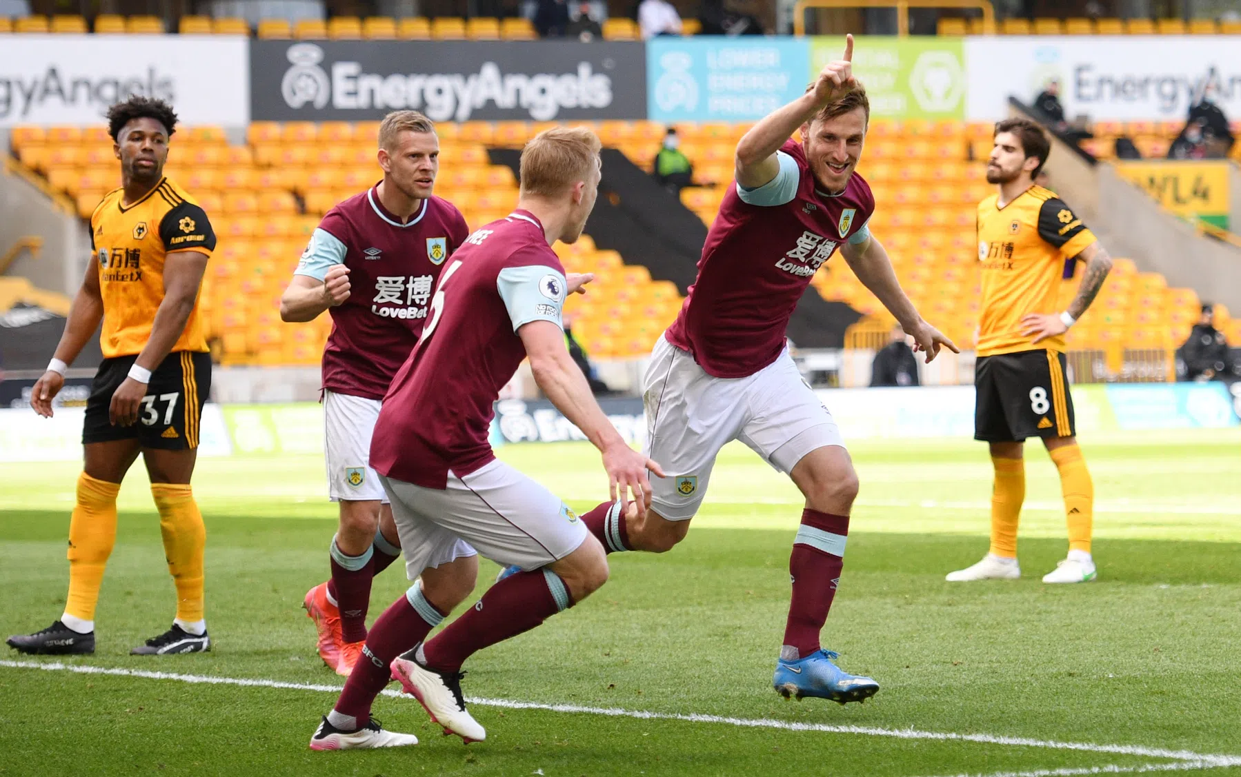 Burnley vernedert Wolves en schudt degradatiezorgen van zich af