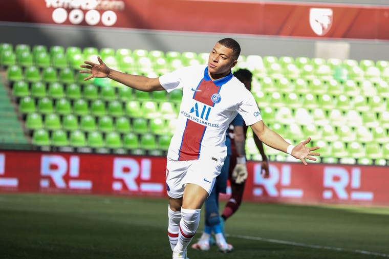 Mbappé leidt PSG naar zege, maar raakt ook geblesseerd