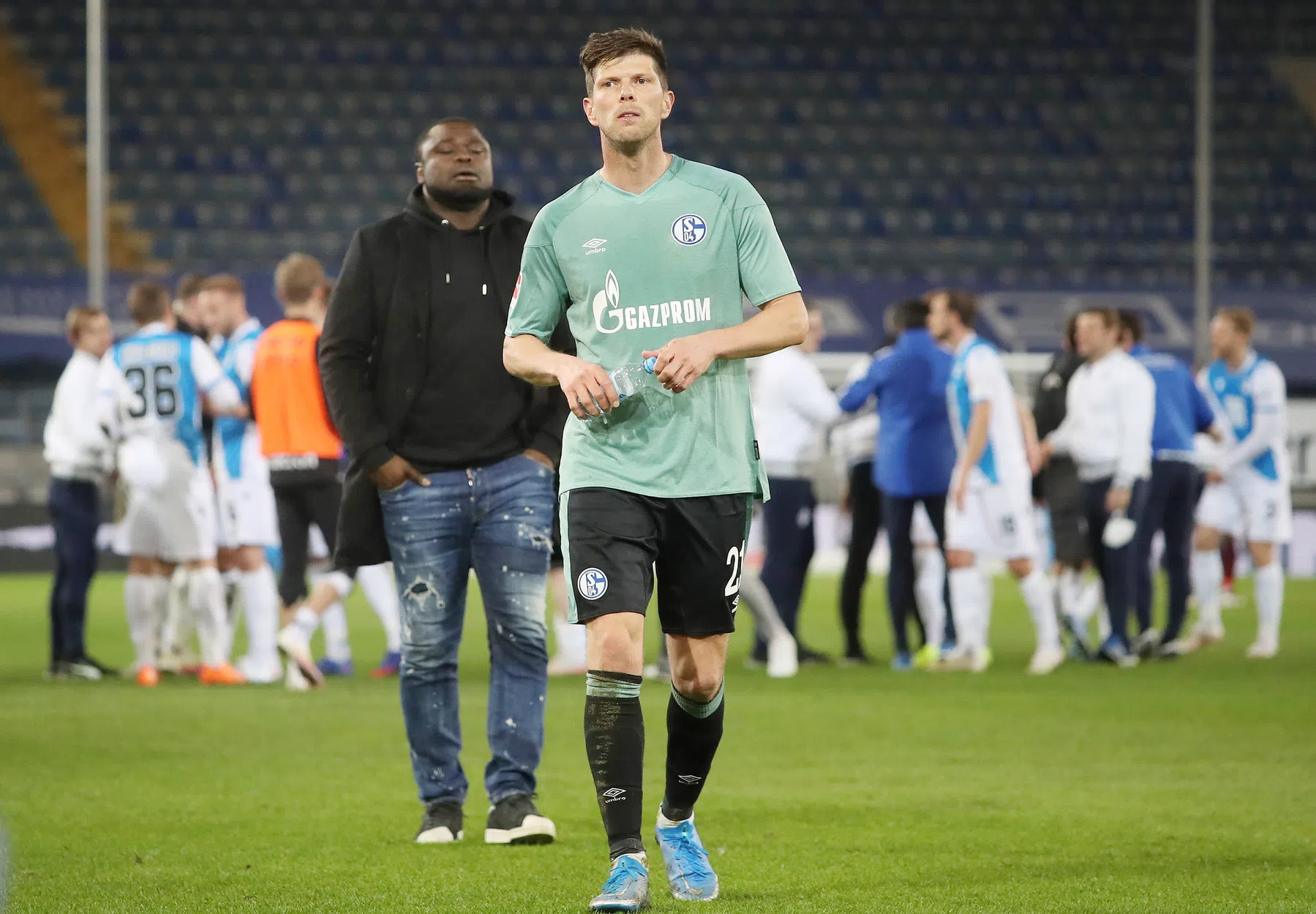 Schalke-spelers trainen weer na aanval fans: 'Club wilde zelf geen politie'