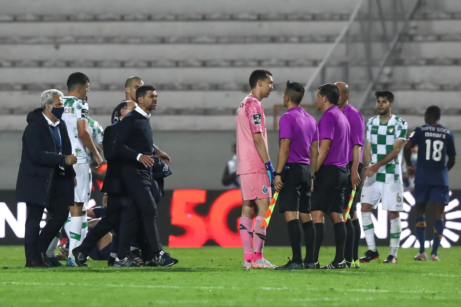 FC Porto-coach gestraft na tirade richting scheids: 'Schande, je bent een dief!'