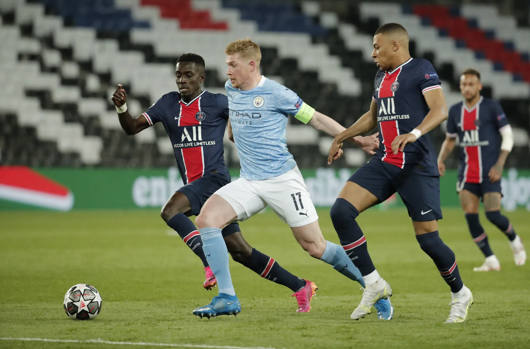 Man City knokt zich terug en bezorgt PSG een behoorlijke domper