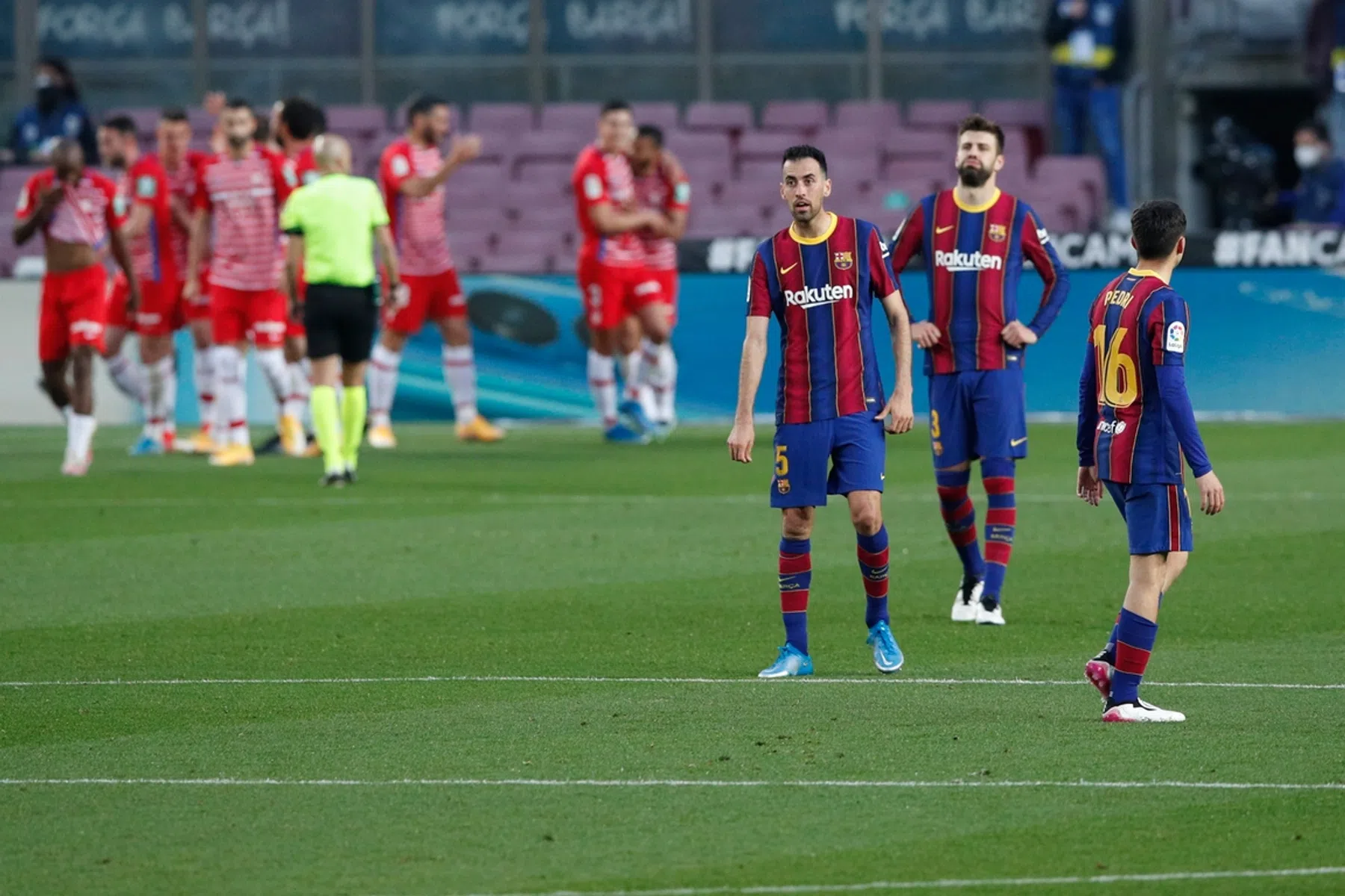 Kritiek op Barça-defensie en Koeman na 'gigantische deceptie'