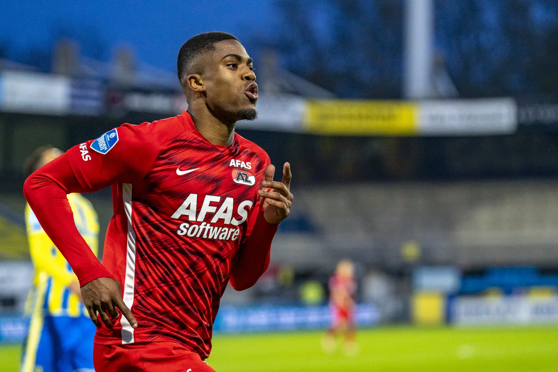 Ongeïnspireerd AZ houdt PSV onder druk