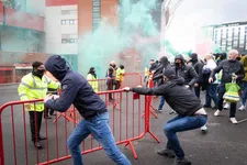 Thumbnail for article: Clash tussen Man Utd en Liverpool uitgesteld na protesten