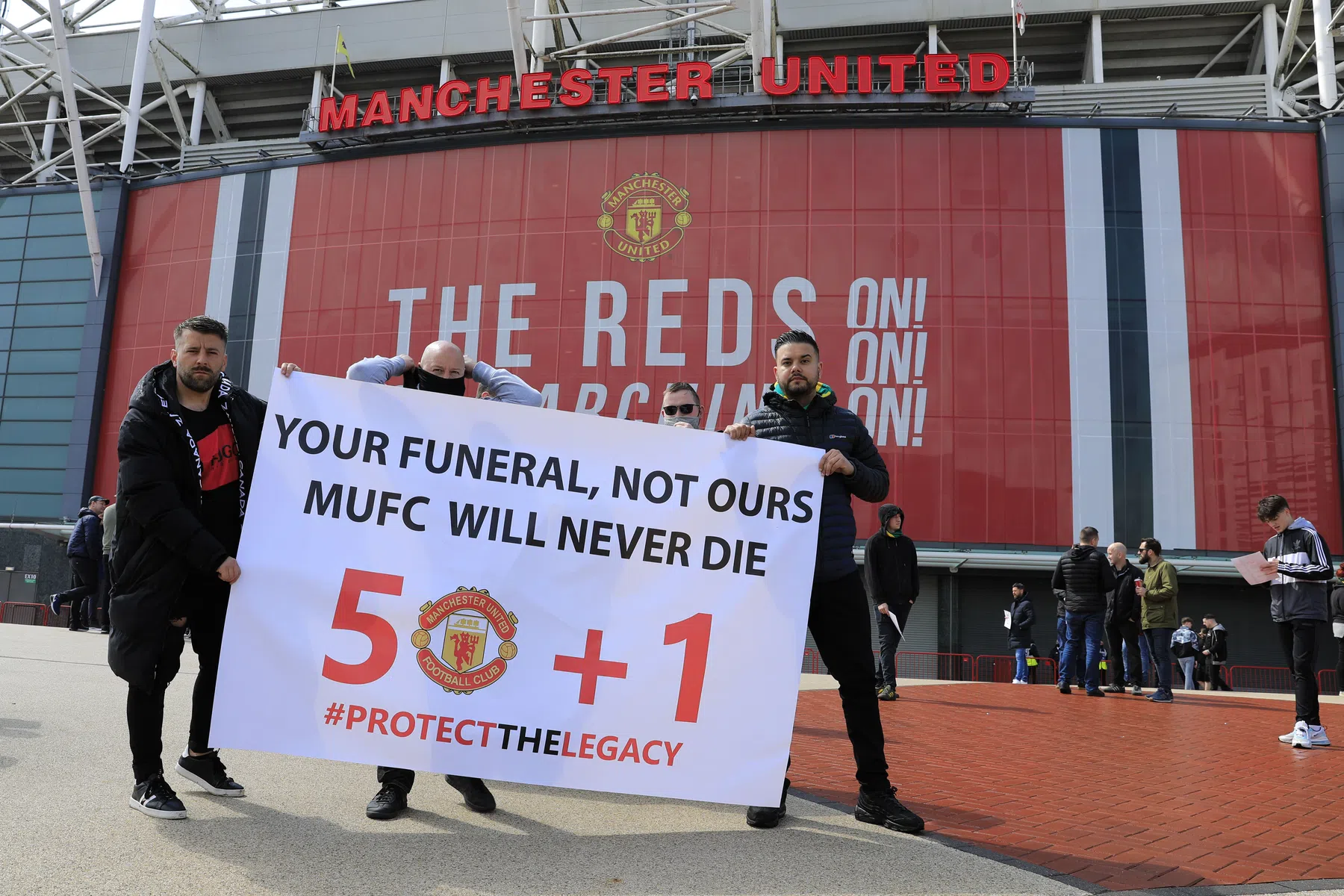 Verfoeide Man Utd-eigenaar gaat gesprek aan met fans
