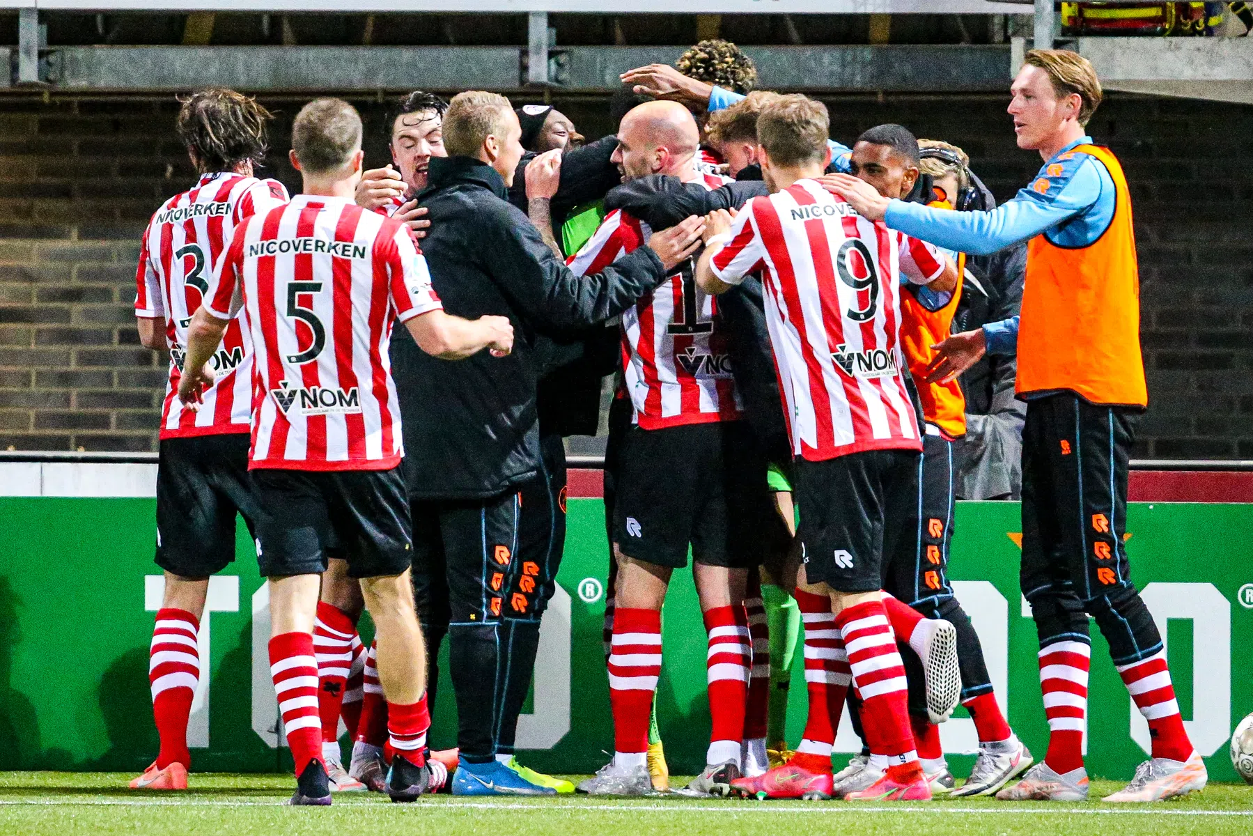 De spelers van Sparta Rotterdam leefden mee met hun teamgenoot. De goal van Emegha werd uitbundig gevierd.