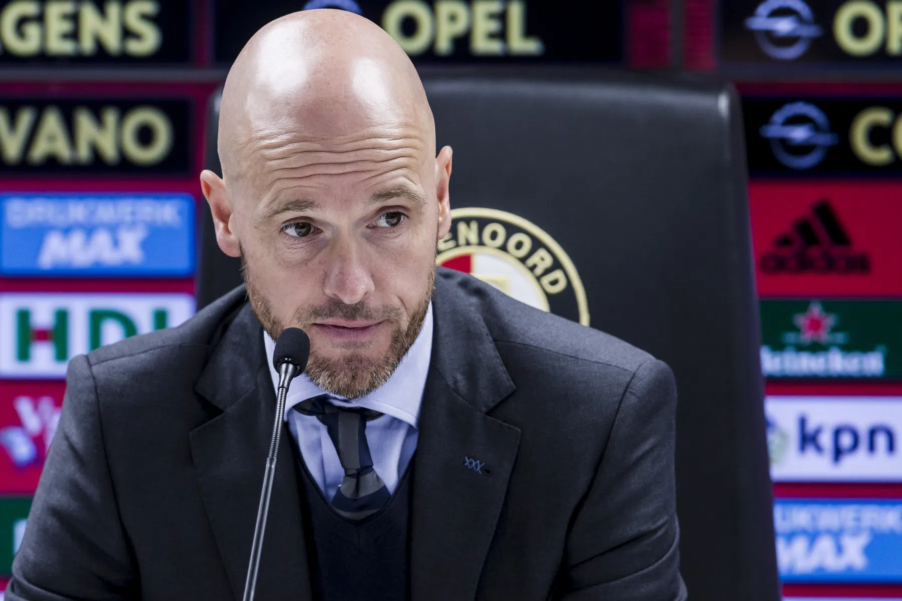 Ten Hag bespreekt erehaag-idee: 'De kampioen moet je feliciteren'