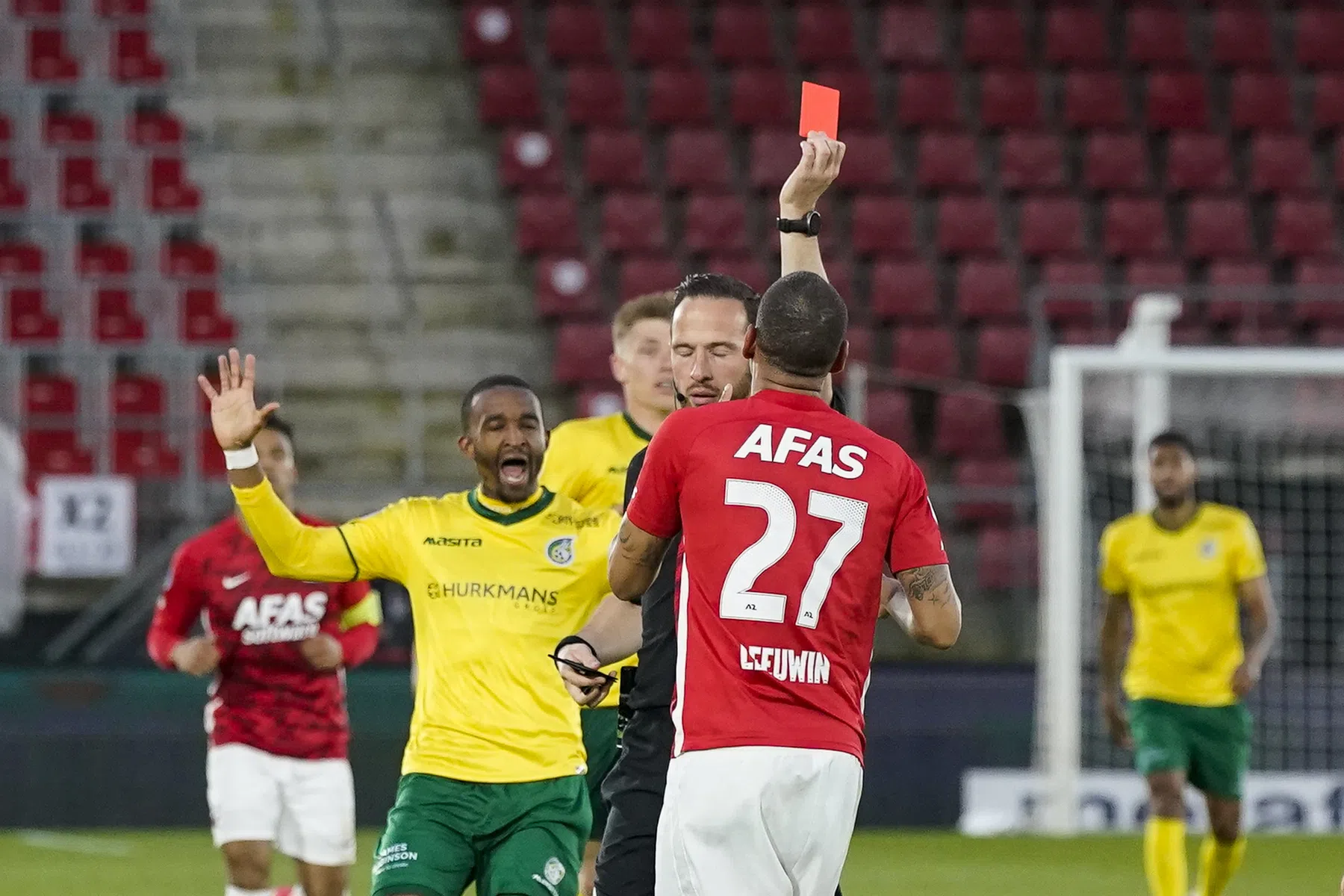 AZ houdt met tien man stand en is PSV voorbij