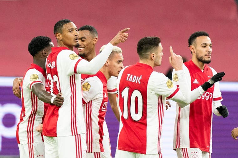 Ajax loopt warm voor erehaag, politie München zoekt concurrentie