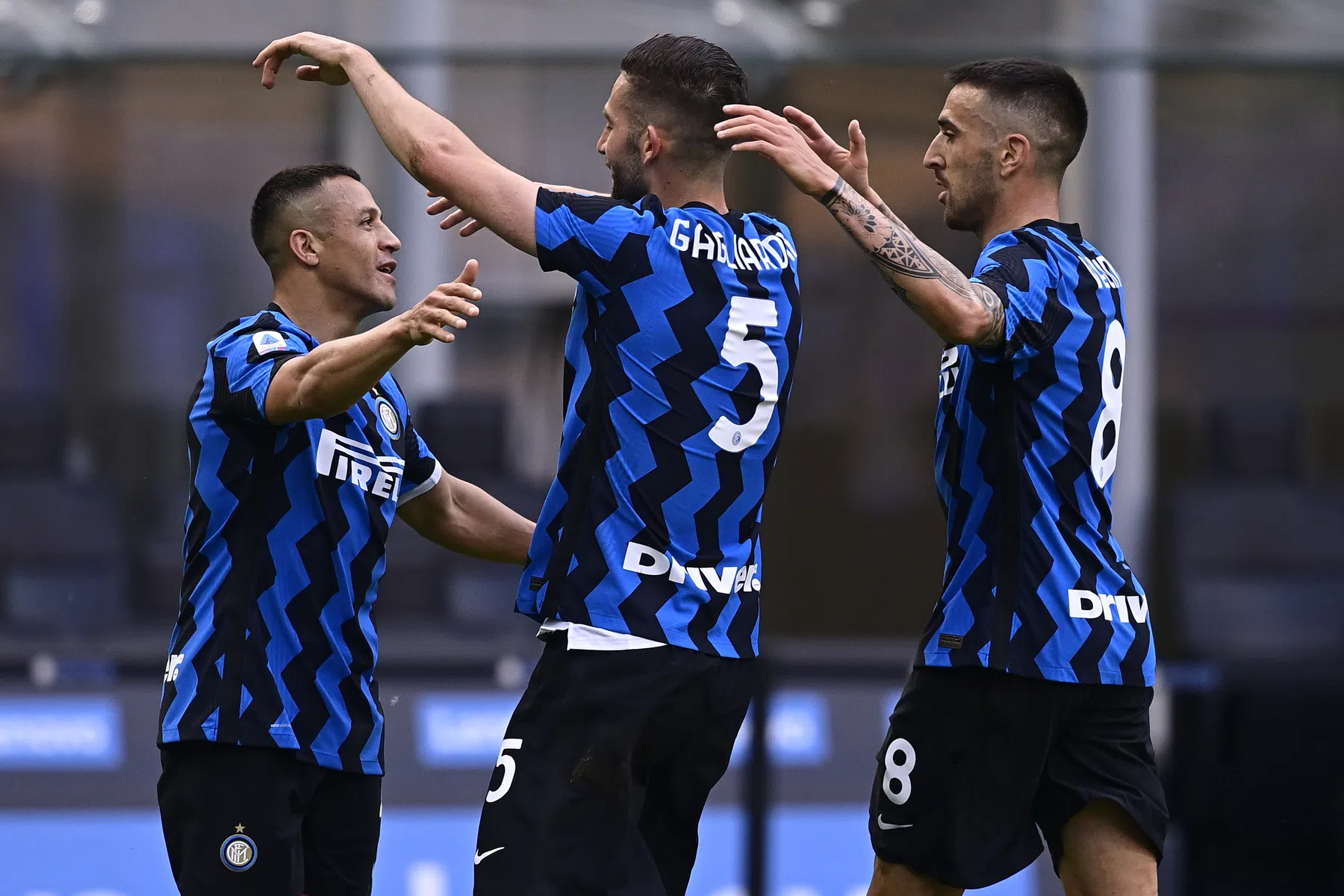 Inter viert titel met ruime zege, Lozano helpt Napoli